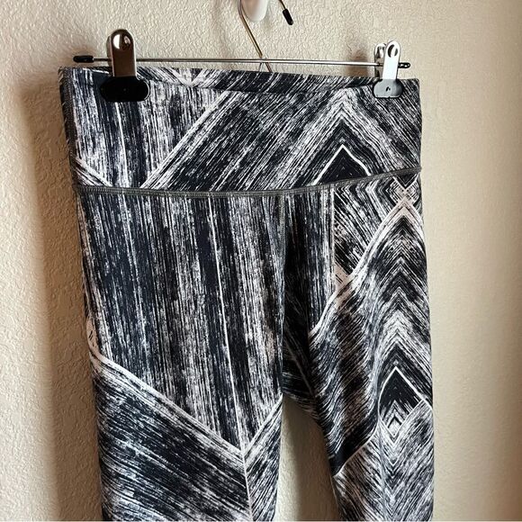 Lululemon Wunder Under Crop in Heat Wave 22” - Picture 3 of 8